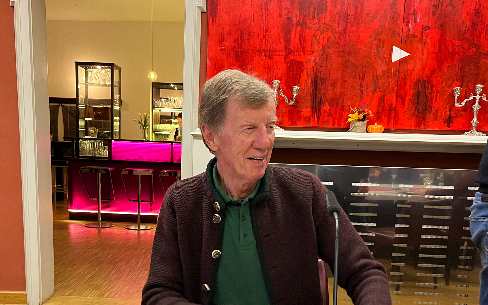 Walter Röhl sitzt am Tisch im Presseclub