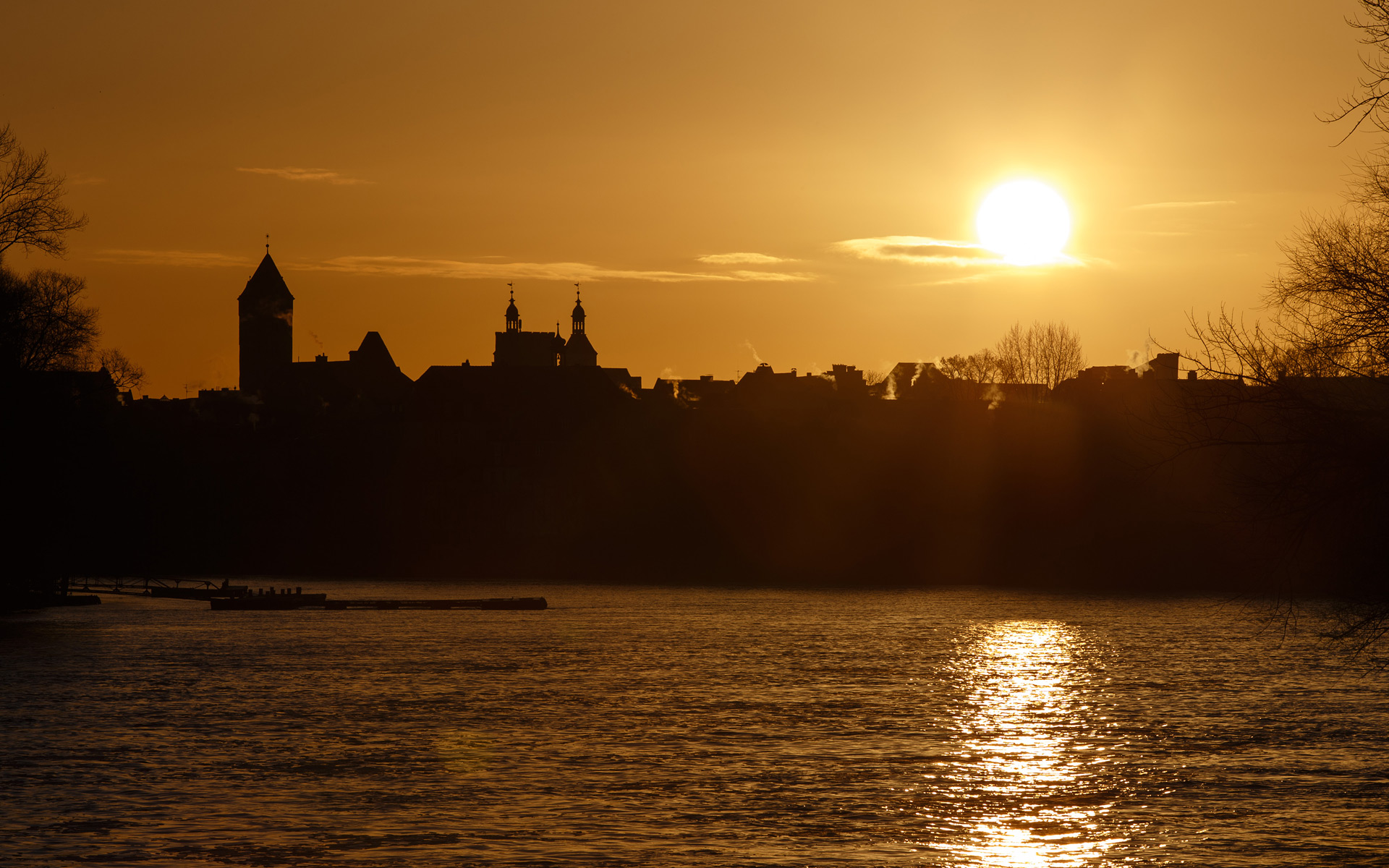 Abendstimmung an der Donau mit der Silouette von Regensburg im Hintergrund
